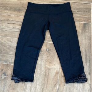 Lululemon Athletica Leggings 6 Black and Gray Cropped Fit Athleisure